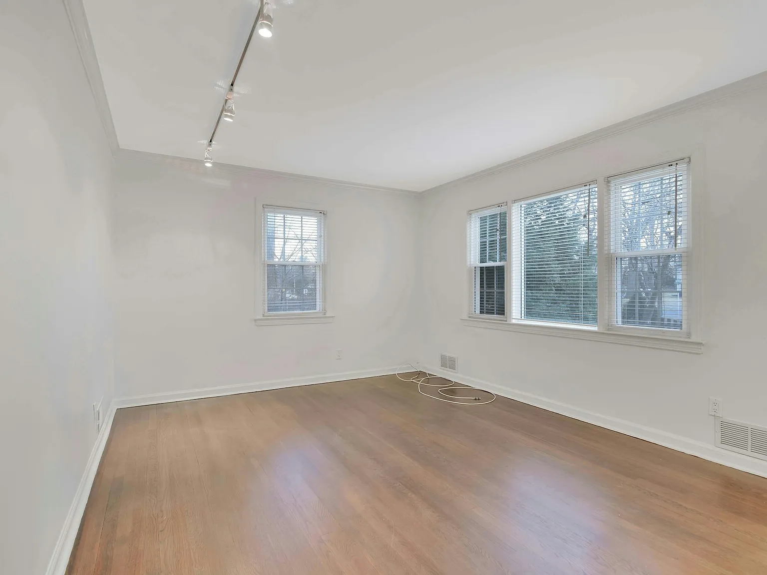 3 bed, 1358 sqft, $4,000 — Photo 3