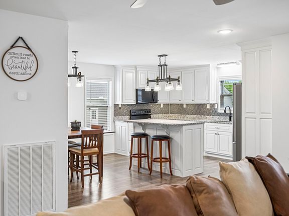 4th image of 506 N Point Dr