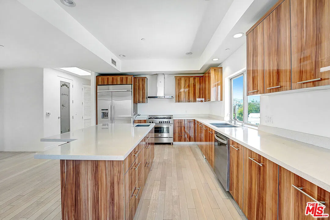 4 bed, 3.5 bath, 2900 sqft, $8,700 — Photo 4