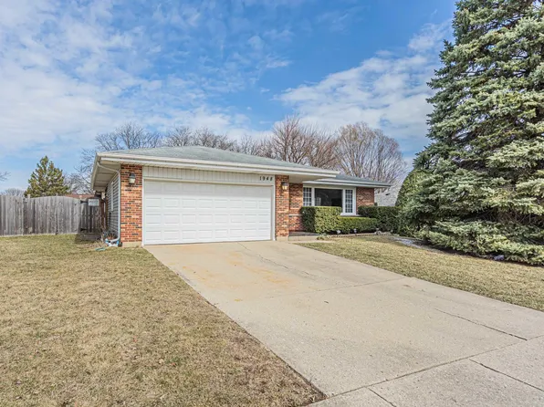 1948 W Spring Ridge Dr, Arlington Heights, IL 60004