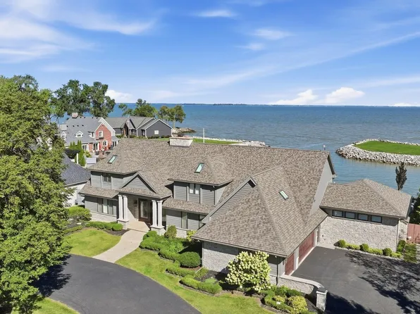 2078 Driftwood Ln, Oregon, OH 43616