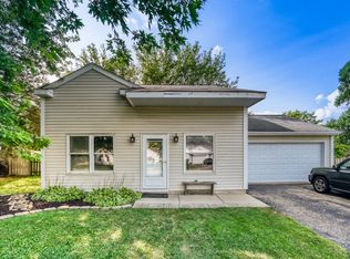 800 Newport Dr, Island Lake, IL 60042