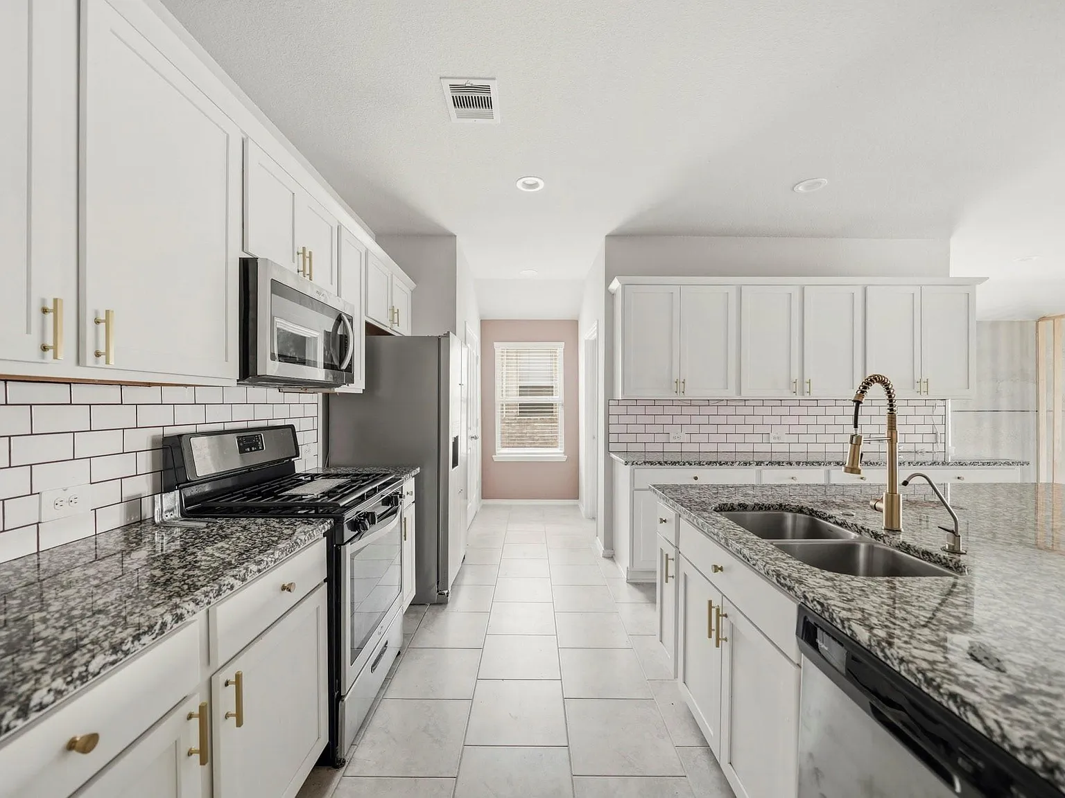 4 bed, 2.0 bath, 2098 sqft, $2,100 — Photo 3