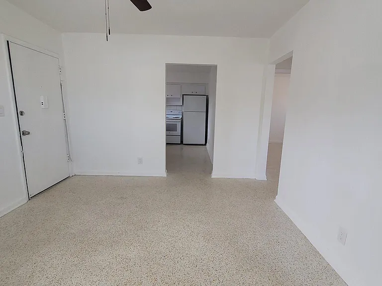 831 SW 4th St #6 — Photo 7