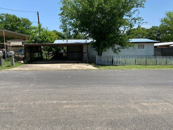 106 S George Muck Dr, Kerrville, TX 78028