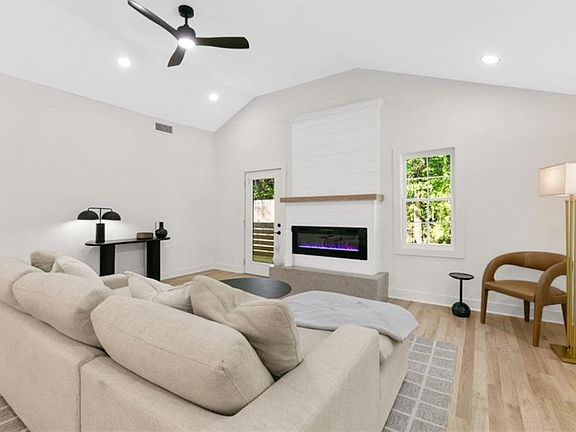 4th image of 3154 Briarcliff Way