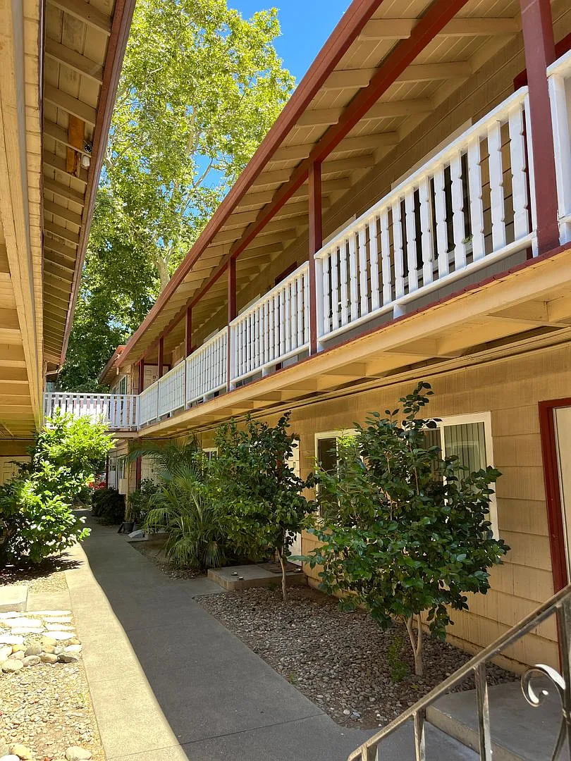 D Street Apartments — Photo 2