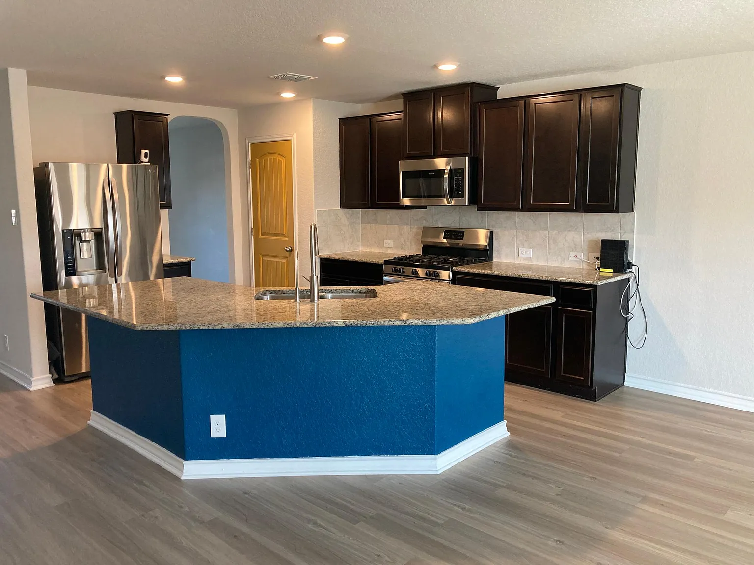 5 bed, 2678 sqft, $2,500 — Photo 2