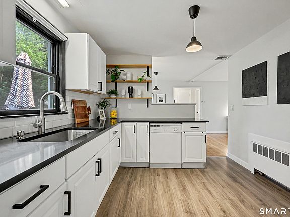 4th image of 12 Hillview Avenue