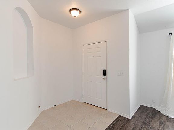 4th image of 1305 Periwinkle Dr