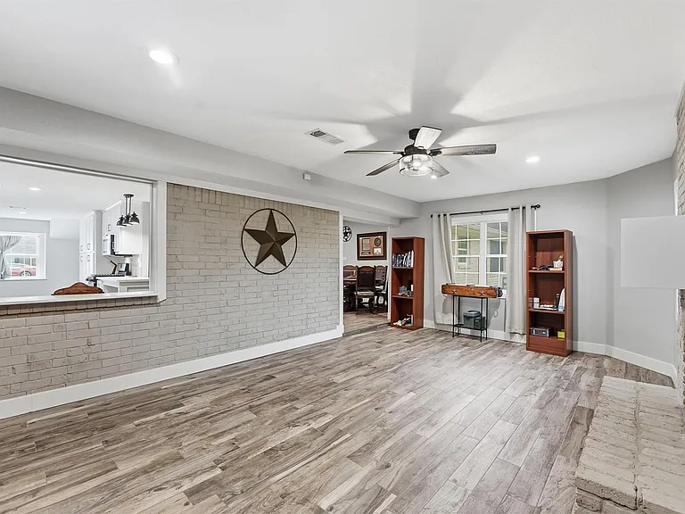 431 Dover Ln — Photo 8