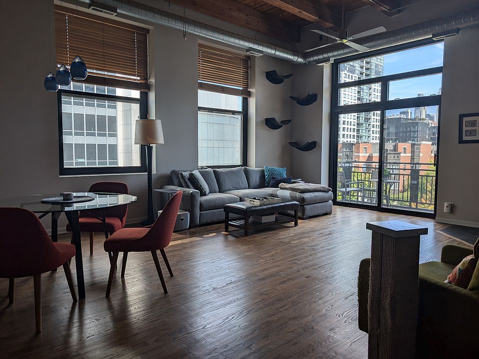 1st image of 525 W Superior St #325E