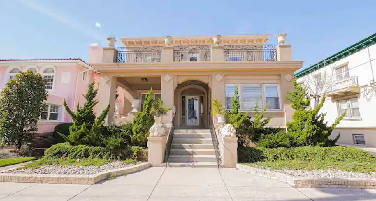 4 bed, $3,000 — Photo 1