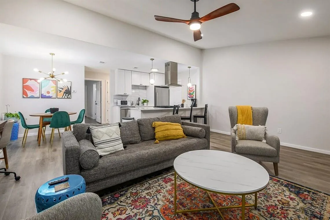 2 bed, 916 sqft, $3,400 — Photo 2