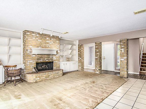 3rd image of 518 Lorie Ln