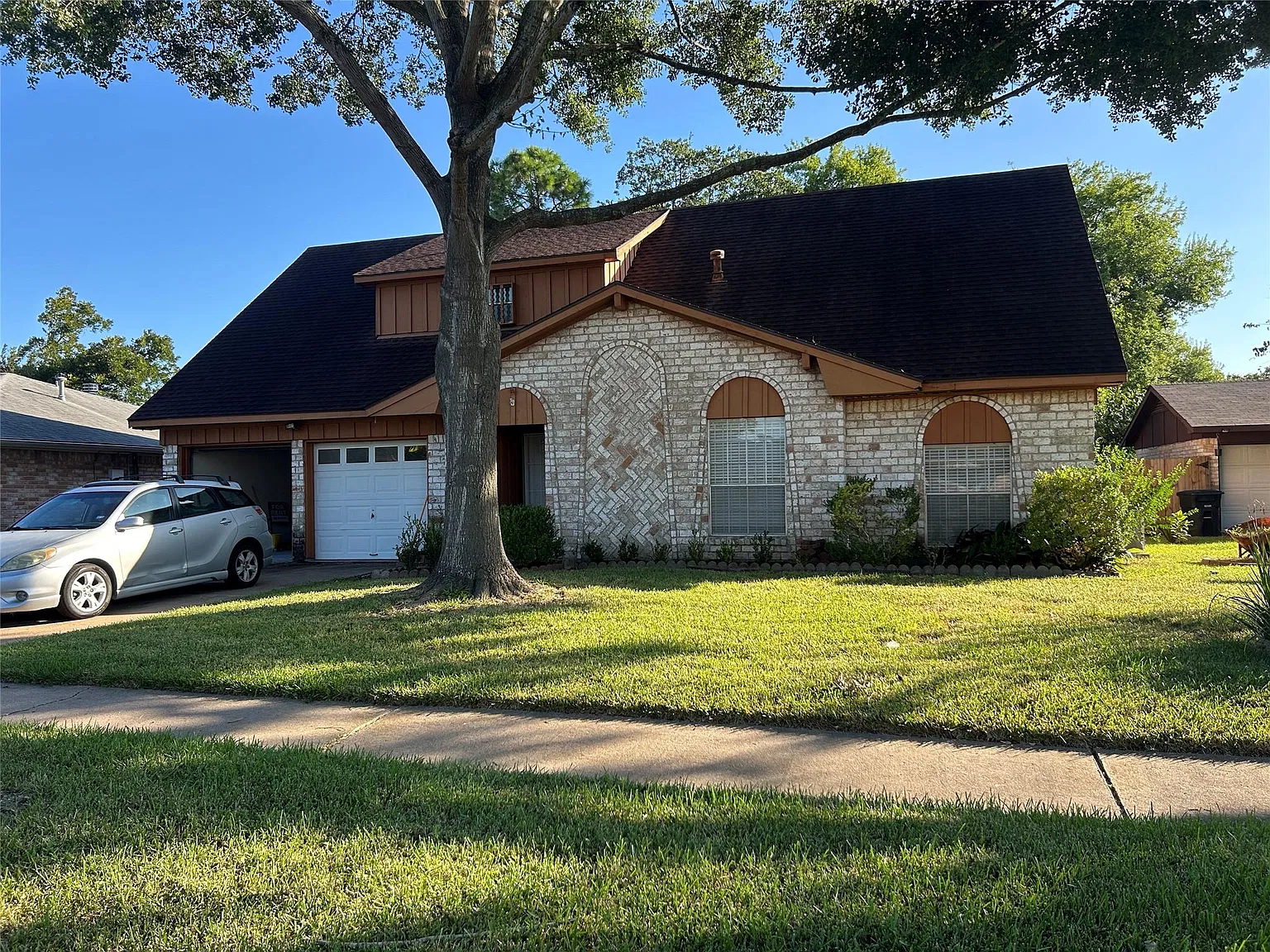 4 bed, 2.0 bath, 2312 sqft, $2,400 — Photo 1