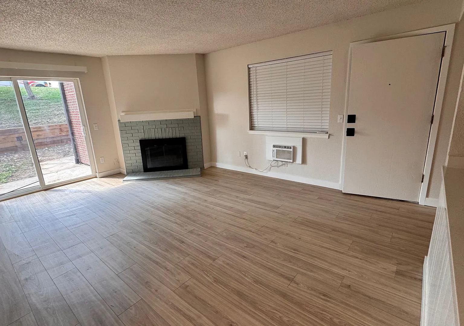 1 bed 1 bath Great location off 2nd and Sable near 6th and I-225 and Aurora Mall — Photo 4