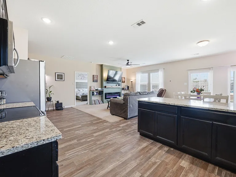 405 Willow Creek Dr — Photo 4