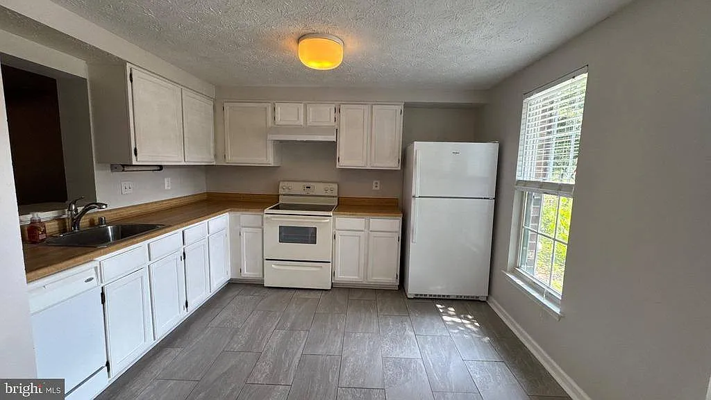 3 bed, 2.5 bath, 1800 sqft, $2,700 — Photo 4