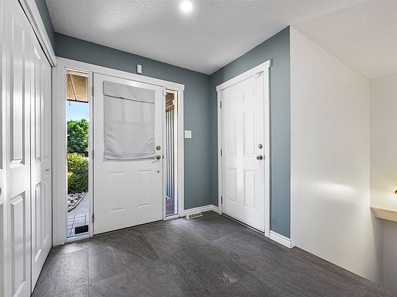 3rd image of 2402 Parkview Dr
