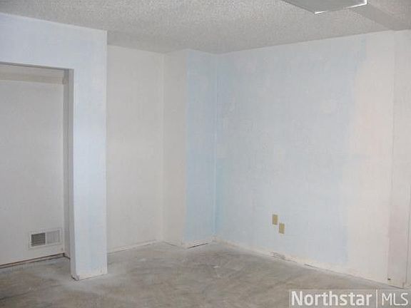 5th image of 119 Forest Ave E