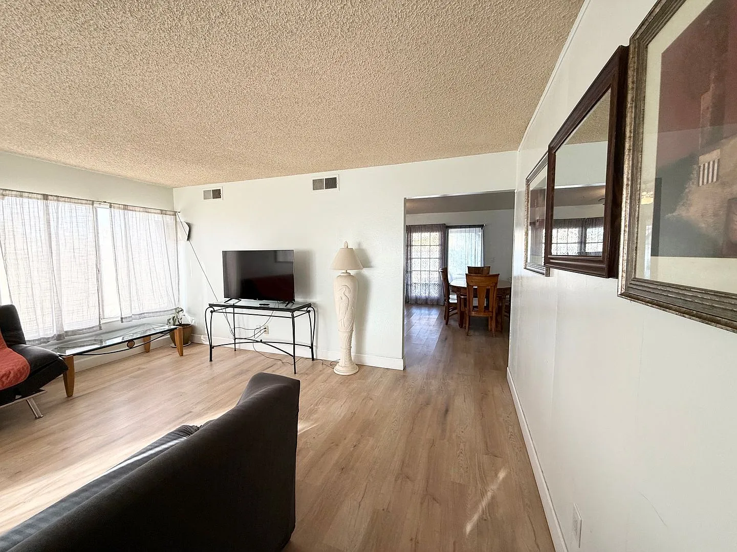 Fully Furnished 4-Bedroom Home in Prime Central Las Vegas Location — Photo 2