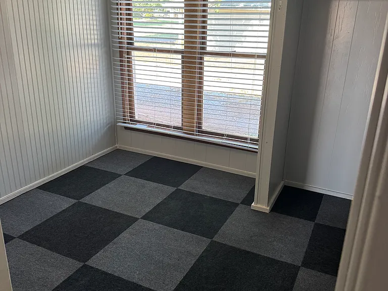406 W Hornaday — Photo 18