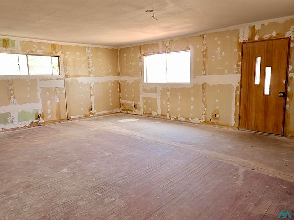 5th image of 608 W Alameda St