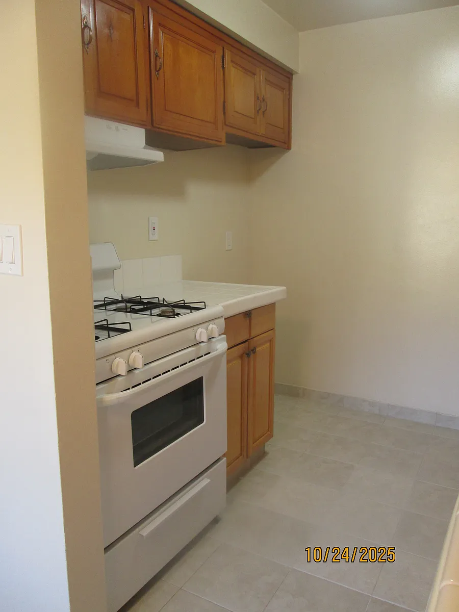 Building Photo - 930 S Park Cir #7