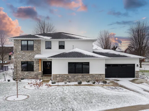 60 Brookstone Cir, Bloomington, IL 61704