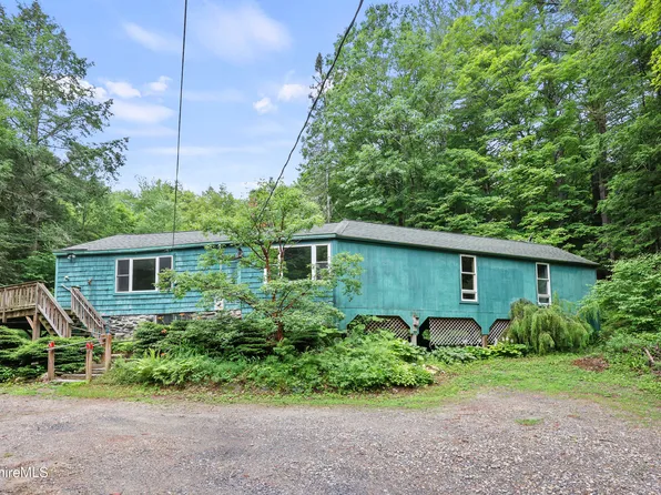 8 Luther Shaw Rd, Cummington, MA 01026