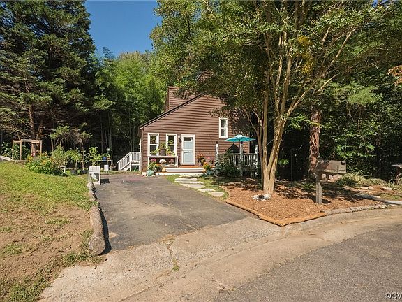 4th image of 902 Arch Hill Pl