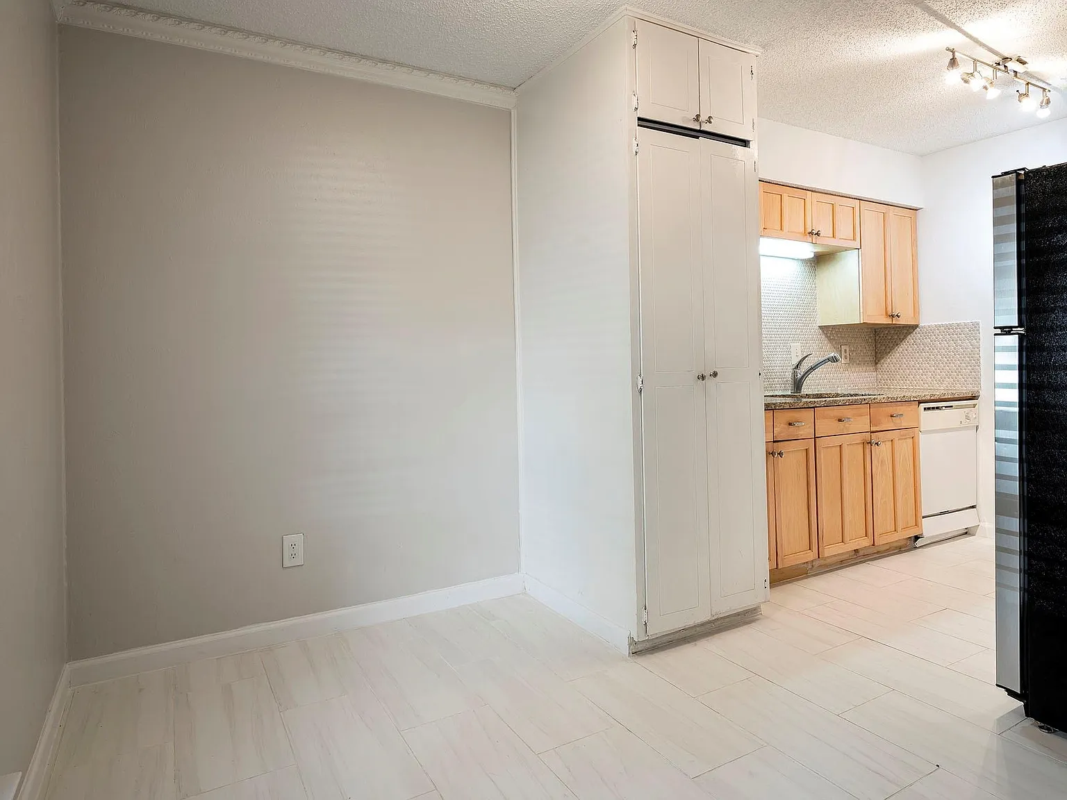 2 bed, 874 sqft, $1,600 — Photo 3