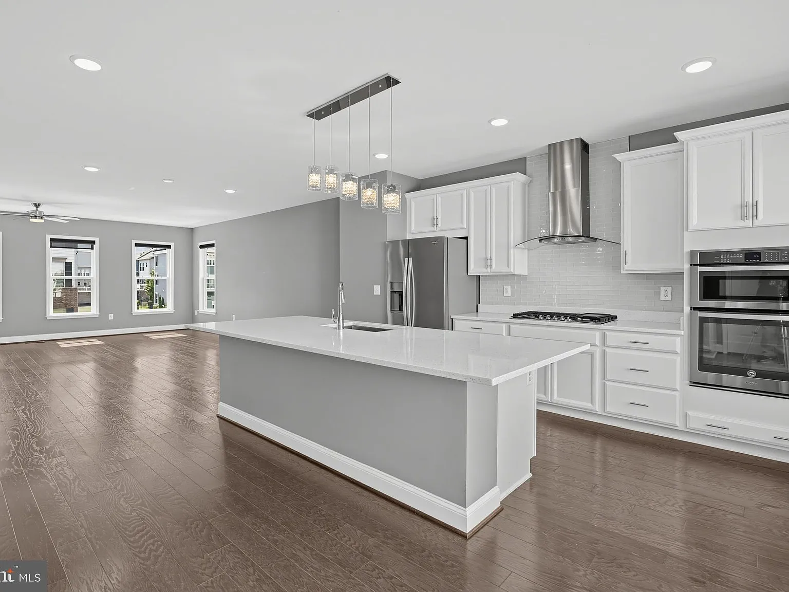 3 bed, 2.5 bath, 2832 sqft, $3,300 — Photo 3