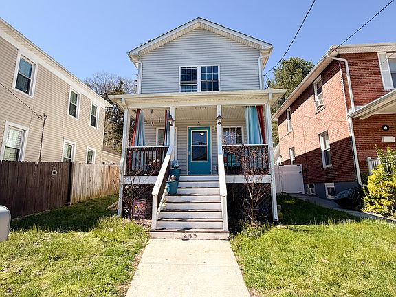 2nd image of 225 Roxbury St