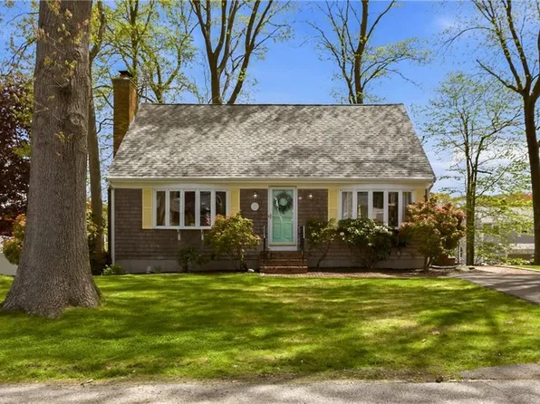 8 Monterey Dr, Bristol, RI 02809