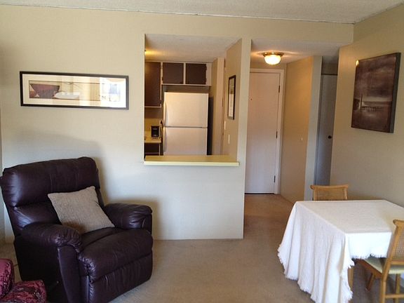 4th image of 2106 Kanawha Blvd E
