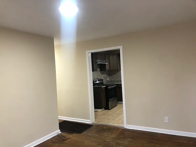 1807 Courtney Ave — Photo 6