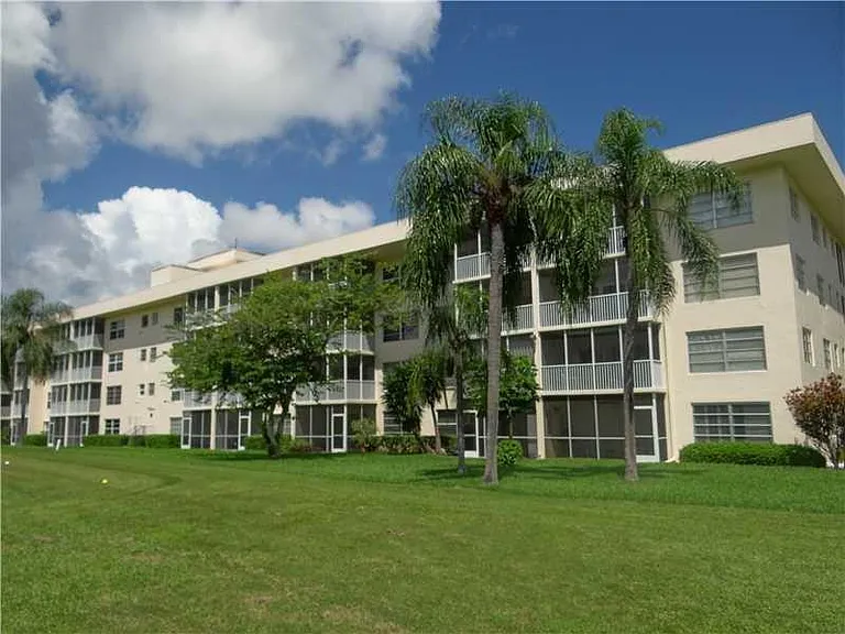 2900 N Palm Aire Dr #405 — Photo 12