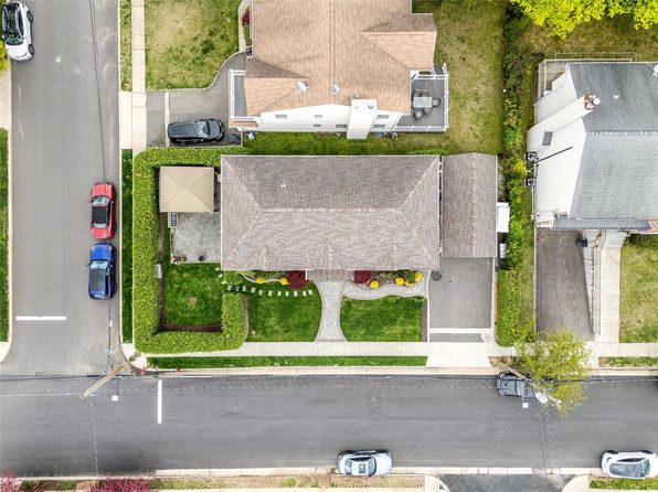 37 Maple Street, Roslyn Heights, NY 11577