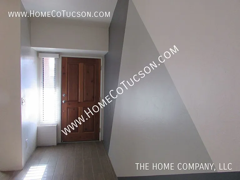 3668 N Royal Prince Ct — Photo 3