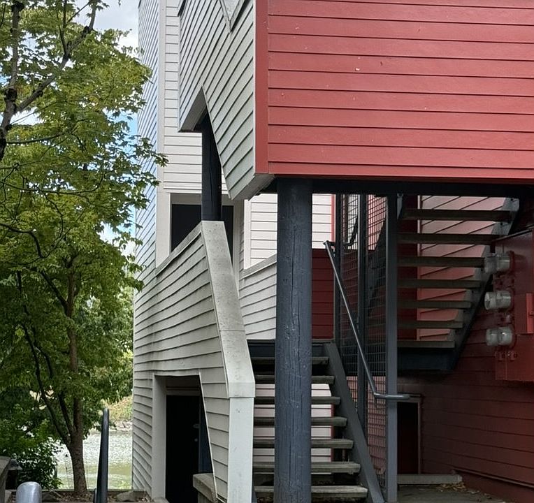 1st image of 910 NW Naito Pkwy APT I4