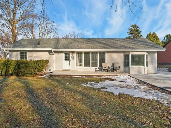 3814 Hillside Dr, Cedar Falls, IA 50613