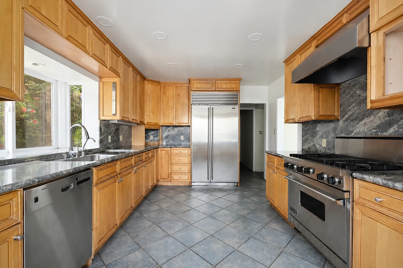 3 bed, 2740 sqft, $7,700 — Photo 3