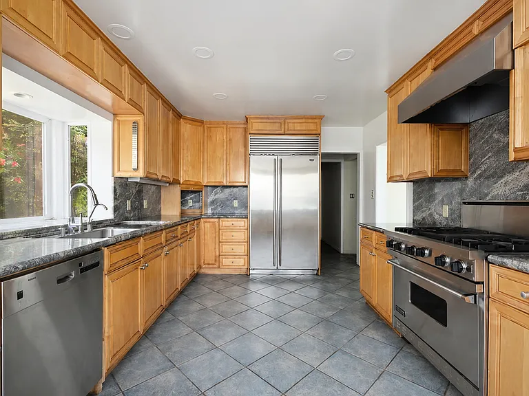 9149 Hillsboro Dr — Photo 3
