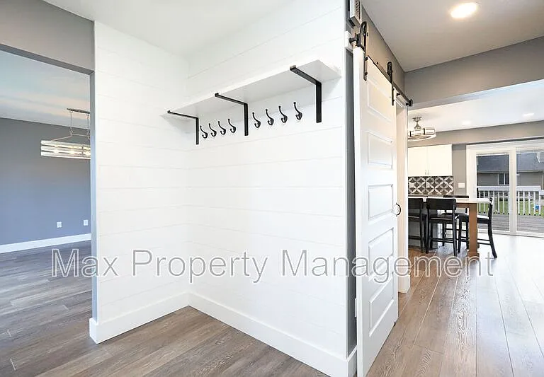 8200 Northview Dr — Photo 3