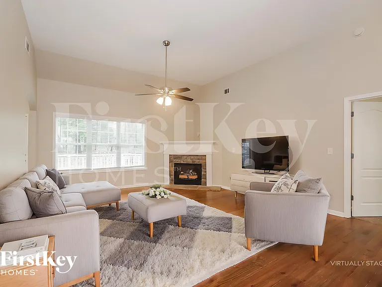 2570 Serenity St — Photo 4