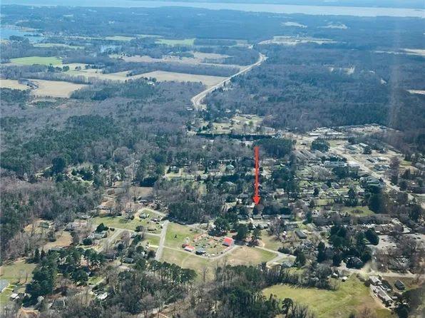 28 Lloyd Ln, Kilmarnock, VA 22482