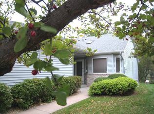 701 Emerald Rdg, Roseville, MN 55113