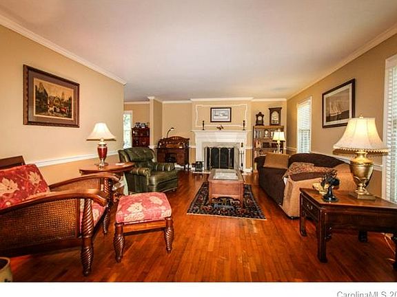 4th image of 1327 Carmen Ln
